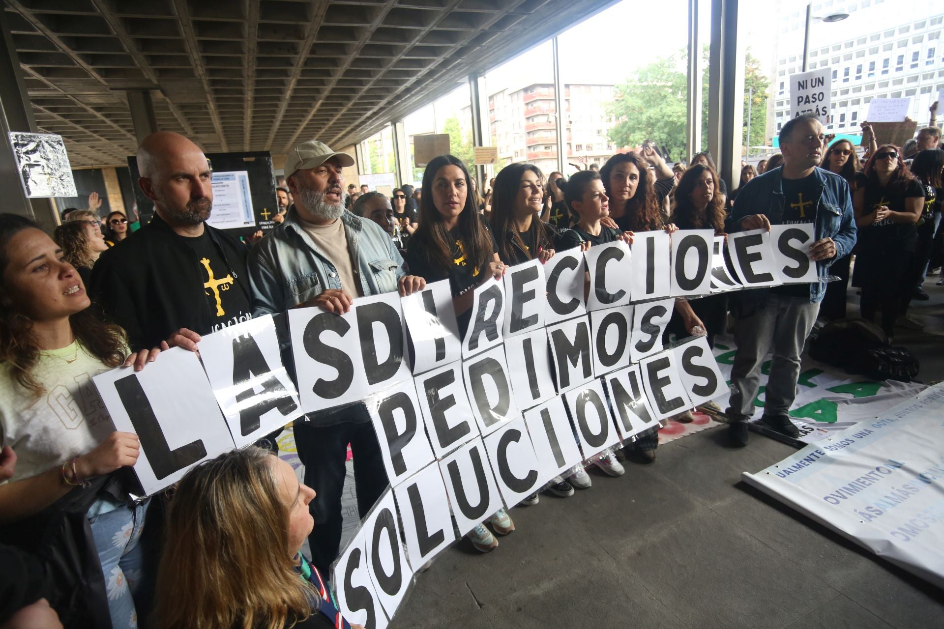 La lucha no cesa: los docentes asturianos se concentran de nuevo ante una nueva negociación