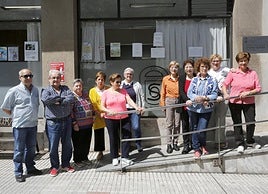 Vecinos del barrio de Pumarín posan delante de la sede de la asociación vecinal Severo Ochoa.