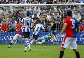 Álvaro detiene un disparo del Rayo Majadahonda en la final por el ascenso.