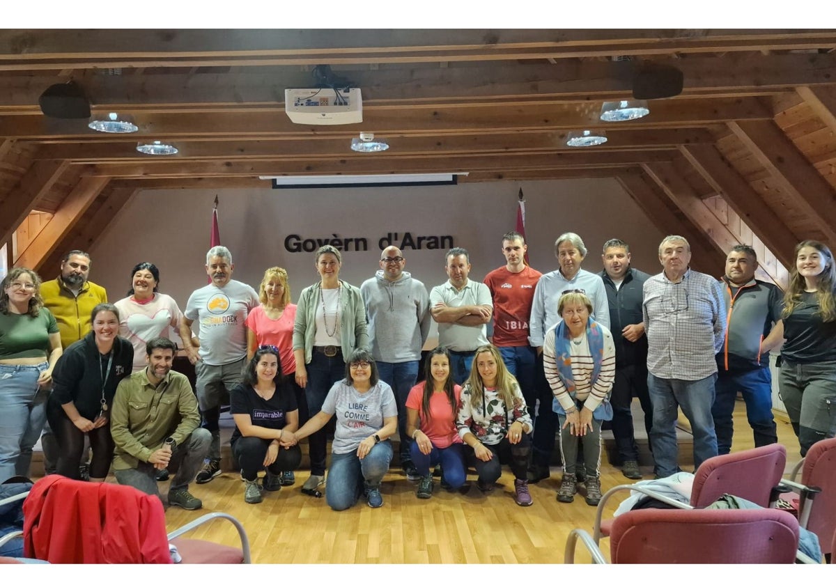 La delegación de Somiedo, con los representantes del Gobierno del Valle de Arán en Viella.