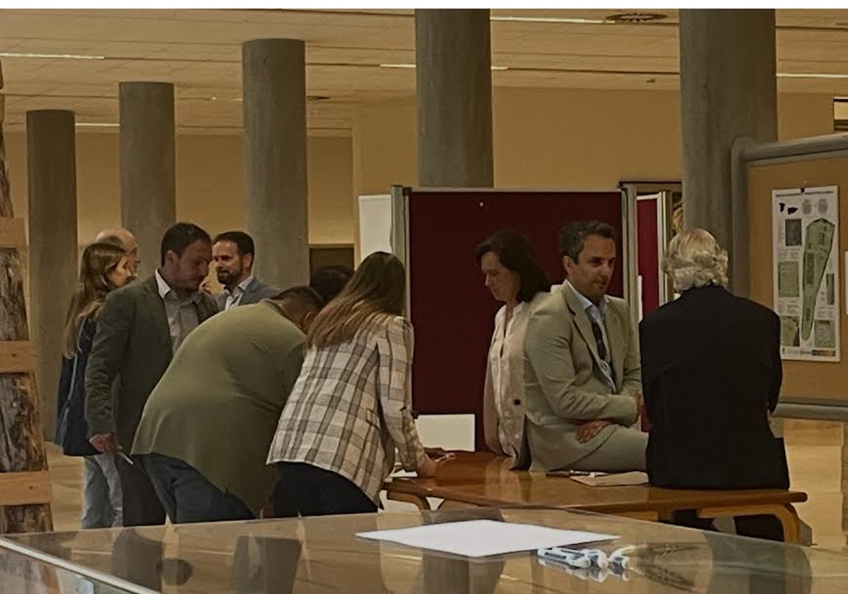 El jurado charlando sobre las propuestas en un receso de la deliberación final