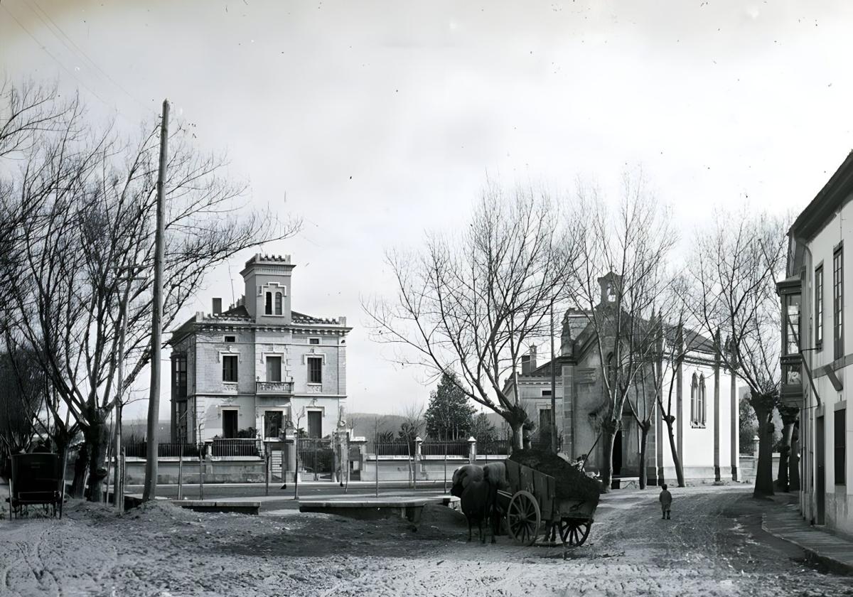 1909. Plazoleta de La Guía con la capilla original y el cuartel de la Guardia Civil con el mástil.