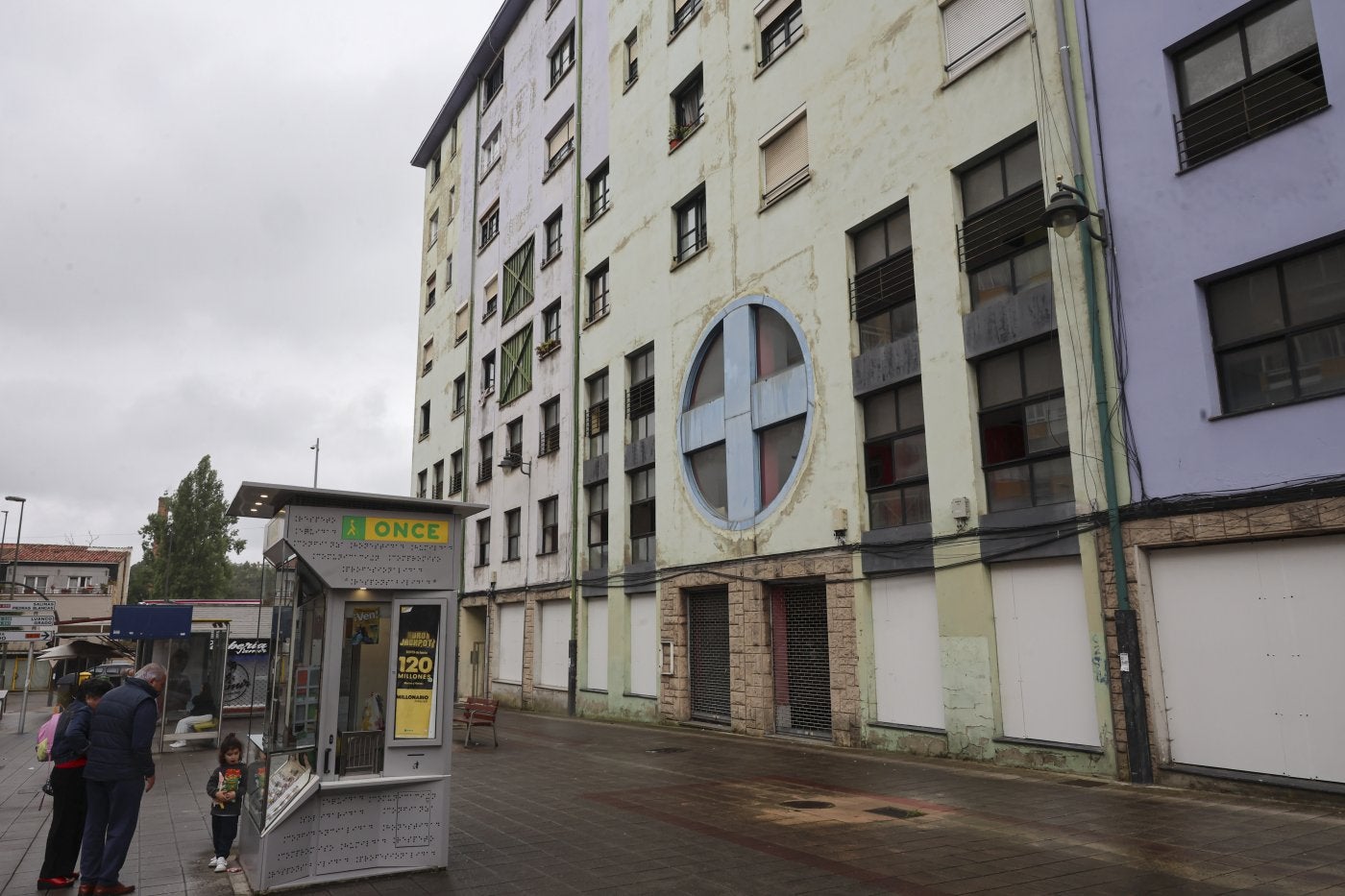 Los tres edificios del Principado, en Villalegre, acogen ya 28 viviendas sociales y ahora las plantas bajas que ocupaba el centro de salud pasarán a ser pisos colaborativos.