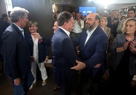 Alfredo Canteli saluda a Agustín Iglesias Caunedo.