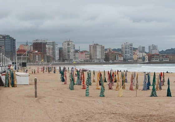 Las casetas de baño ya dan colorido a la playa de San Lorenzo y anticipan el verano.