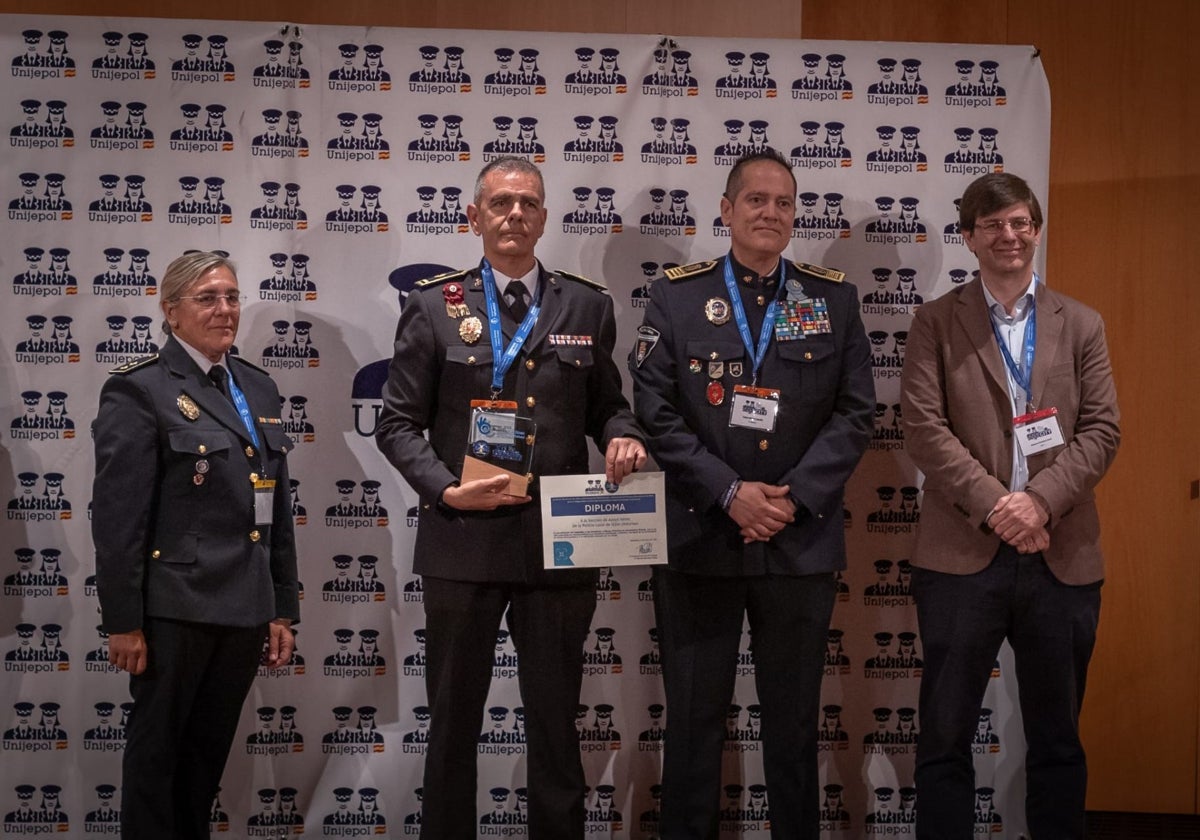 En la foto, el intendente de la sección de Apoyo Aéreo, Pedro Maujo Fernández, con el diploma del premio.