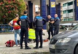 Sanitarios y Policía Local de Gijón durante las maniobras de reanimación que resultaron infructuosas.