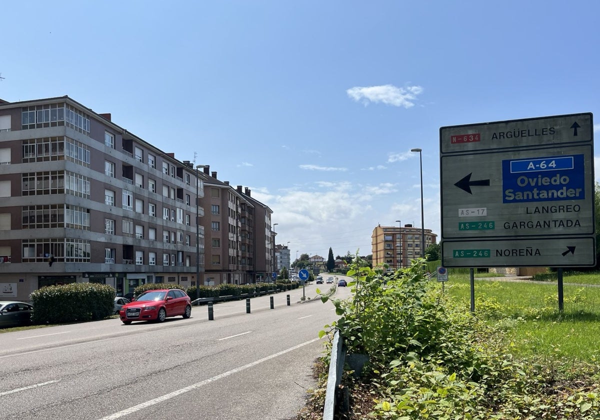 Travesía de la carretera nacional 634 a la altura de El Berrón, cerca del cruce con la AS-246.