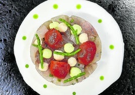 Tartar de bonito con ajo blanco de coco y piparra y emulsión de tom yum.