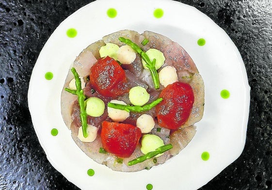Tartar de bonito con ajo blanco de coco y piparra y emulsión de tom yum.