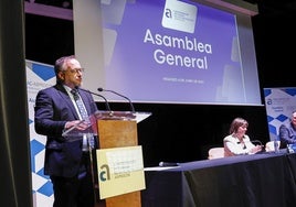La presidenta de Fade, María Calvo; el alcalde de Vegadeo, César Álvarez; el presidente de CAC-Asprocon, Joel García; la vicepresidenta del Gobierno de Asturias, Gimena Llamedo; las vicepresidentas segunda y cuarta de CAC-Asprocon, Carmen León y Pilar Díaz; y el consejero de Movilidad, Medio Ambiente y Gestión de Emergencias del Principado.