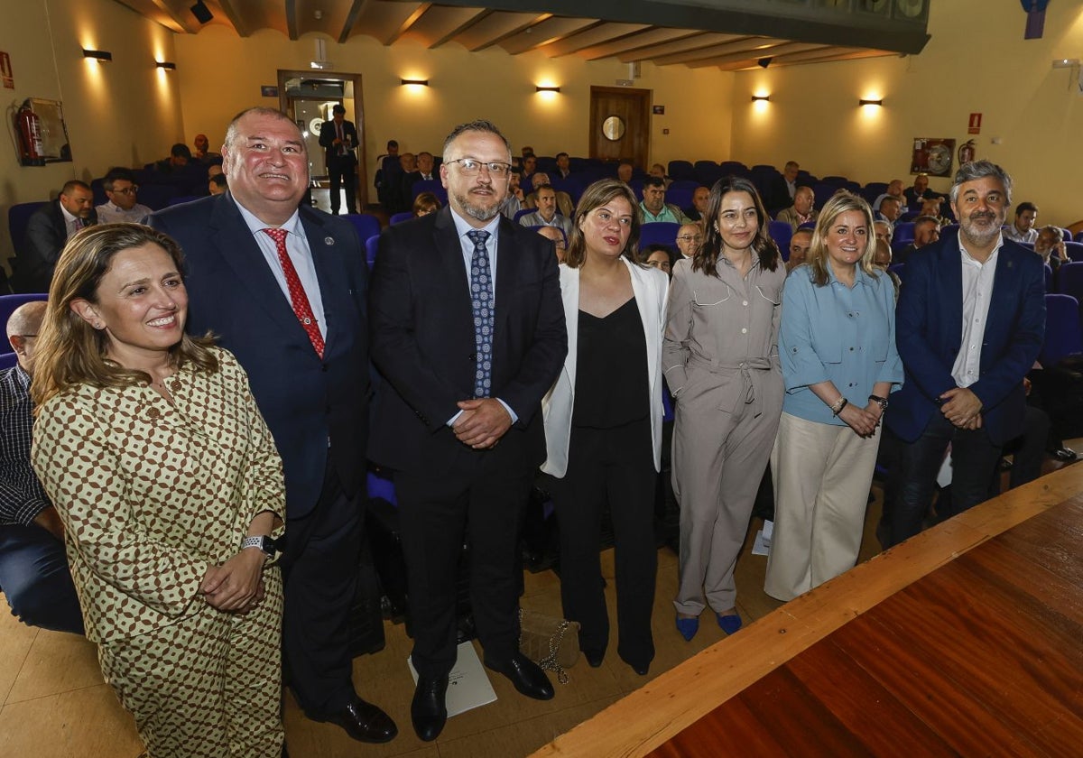 La presidenta de Fade, María Calvo; el alcalde de Vegadeo, César Álvarez; el presidente de CAC-Asprocon, Joel García; la vicepresidenta del Gobierno de Asturias, Gimena Llamedo; las vicepresidentas segunda y cuarta de CAC-Asprocon, Carmen León y Pilar Díaz; y el consejero de Movilidad, Medio Ambiente y Gestión de Emergencias del Principado.