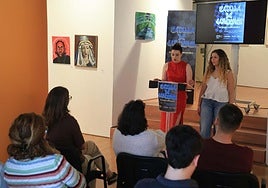 Alma Hidalgo y Yurena Sabio durante la presentacion de la I Batalla de Canciones n'Asturianu en la sede del Conseyu de la Mocedá de Gijón.