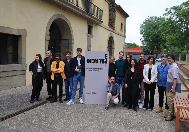 Los artistas residentes junto a Montserrat López Moro y Aitor Martíne en en Palacio de San Andrés de Cornellana de Contrueces, durante la presentación del encuentro profesional.