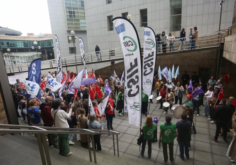 Más de un centenar de personas apoyaron al comité del ERA en su reunión con la consejera y la gerente.