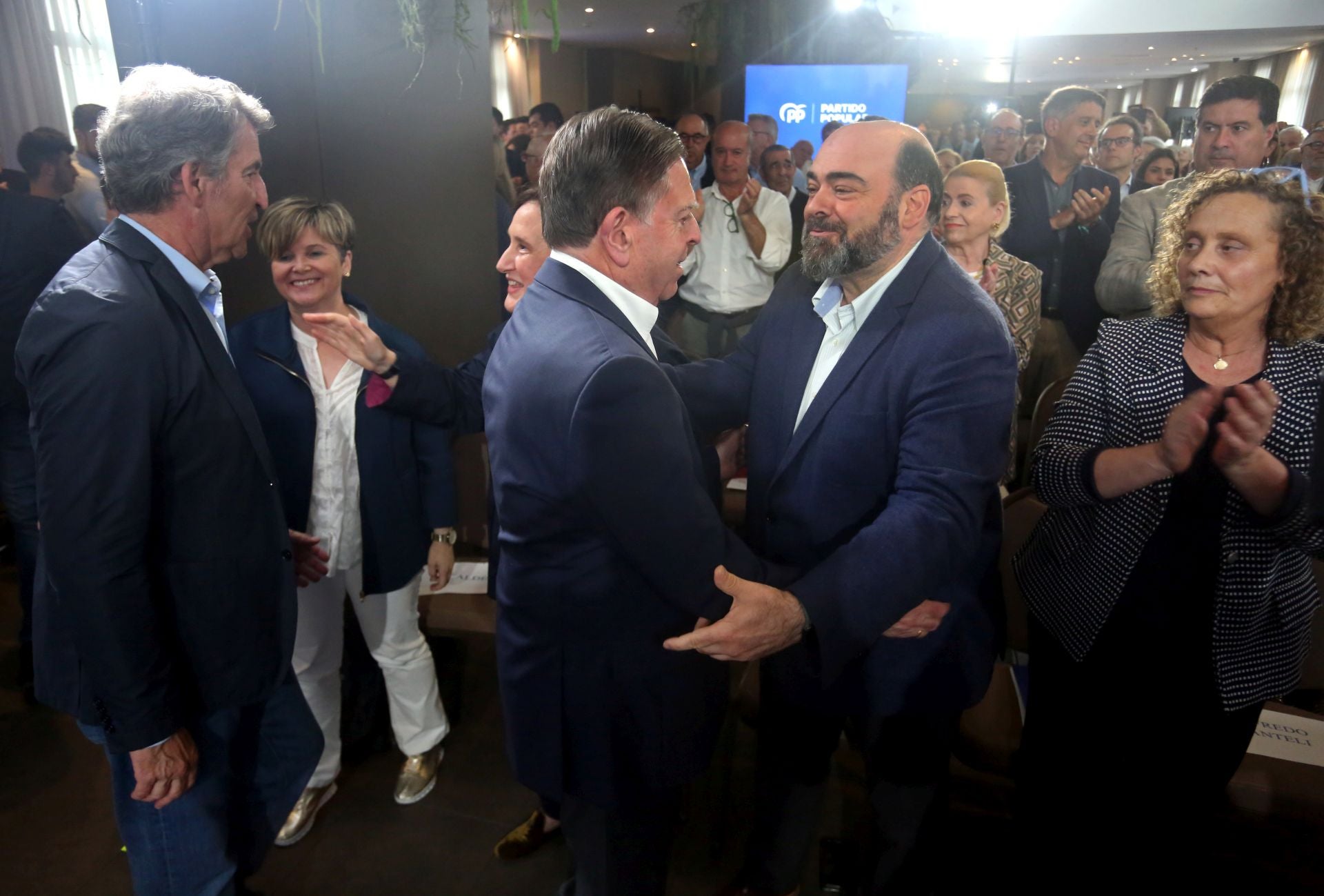 El encuentro de Feijóo con afiliados en Oviedo, en imágenes
