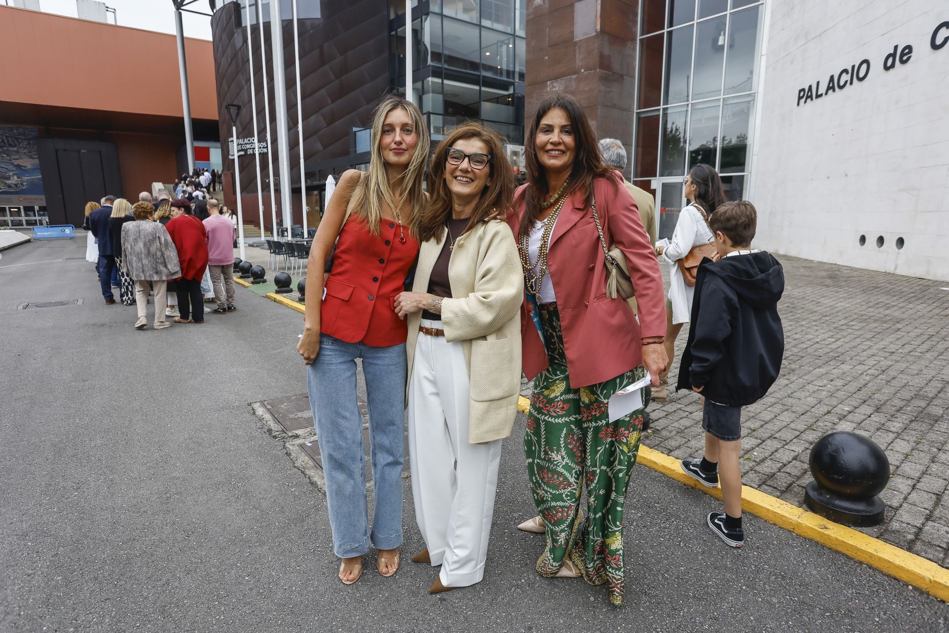 Los graduados del IES Jovellanos en el recinto ferial Luis Adaro. 
