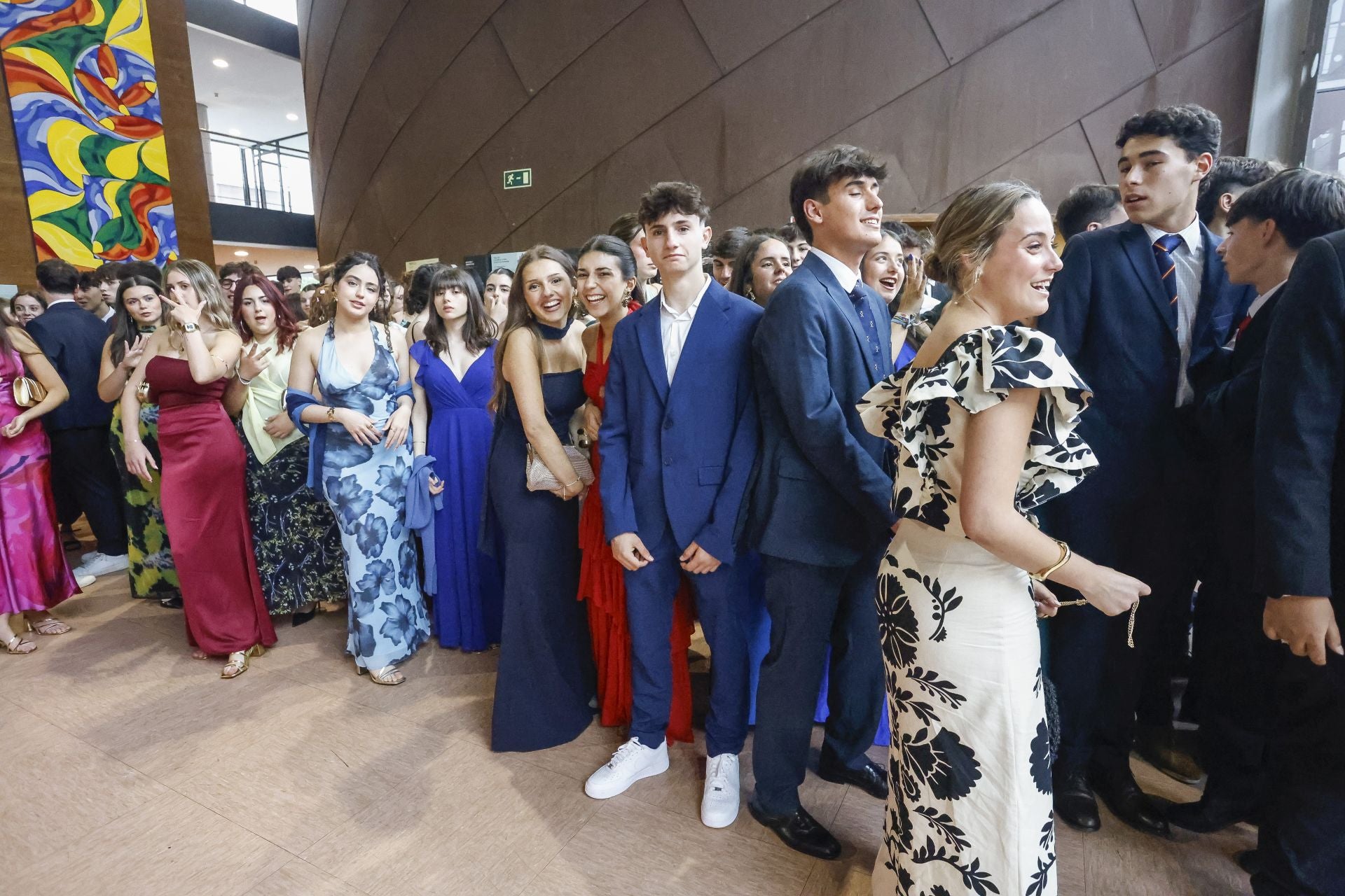 Los graduados del IES Jovellanos en el recinto ferial Luis Adaro. 