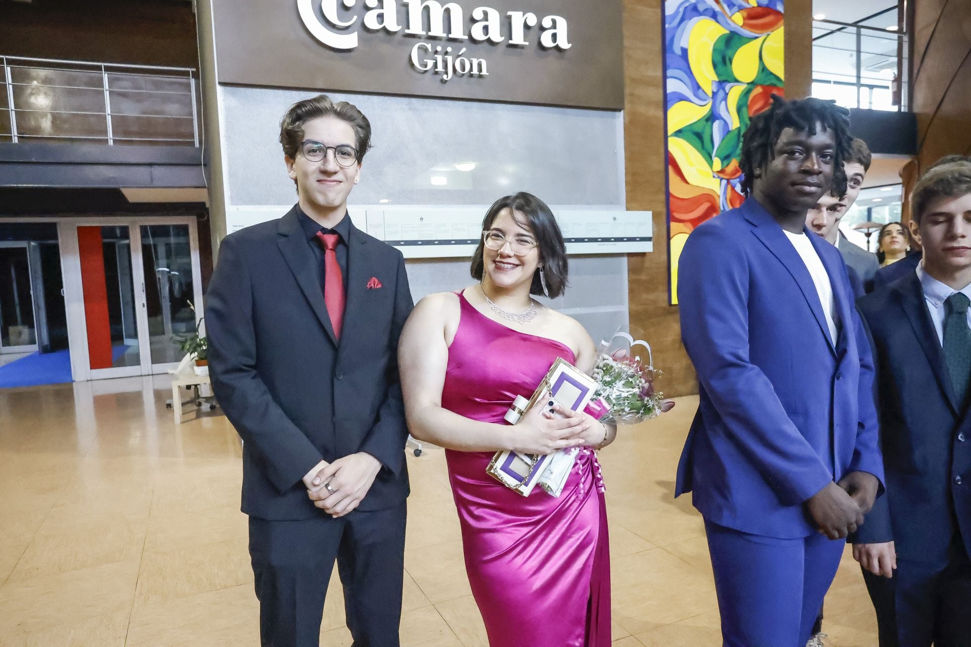 Los graduados del IES Jovellanos en el recinto ferial Luis Adaro. 