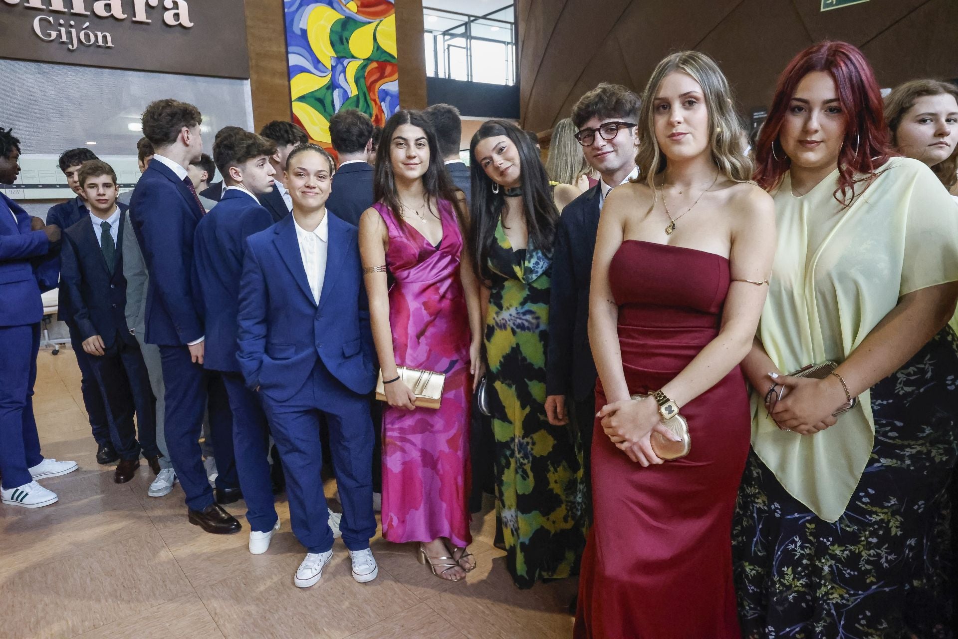 Los graduados del IES Jovellanos en el recinto ferial Luis Adaro. 