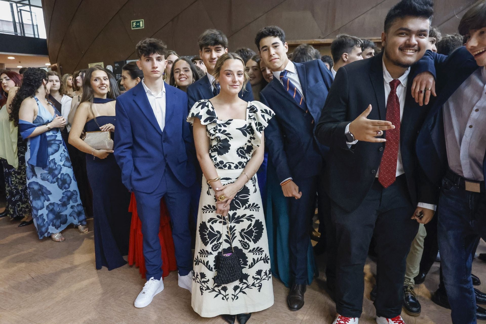 Los graduados del IES Jovellanos en el recinto ferial Luis Adaro. 