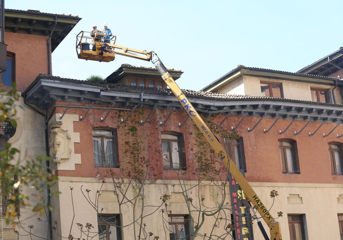 Obras en La Malatería, el pasado 23 de mayo, tras la caída de un alero.