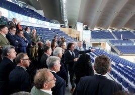 El arquitecto municipal Bienvenido Turrado, en el centro, explica a la comitiva de autoridades los pormenores de la remodelación durante la visita institucional al Palacio de los Deportes.