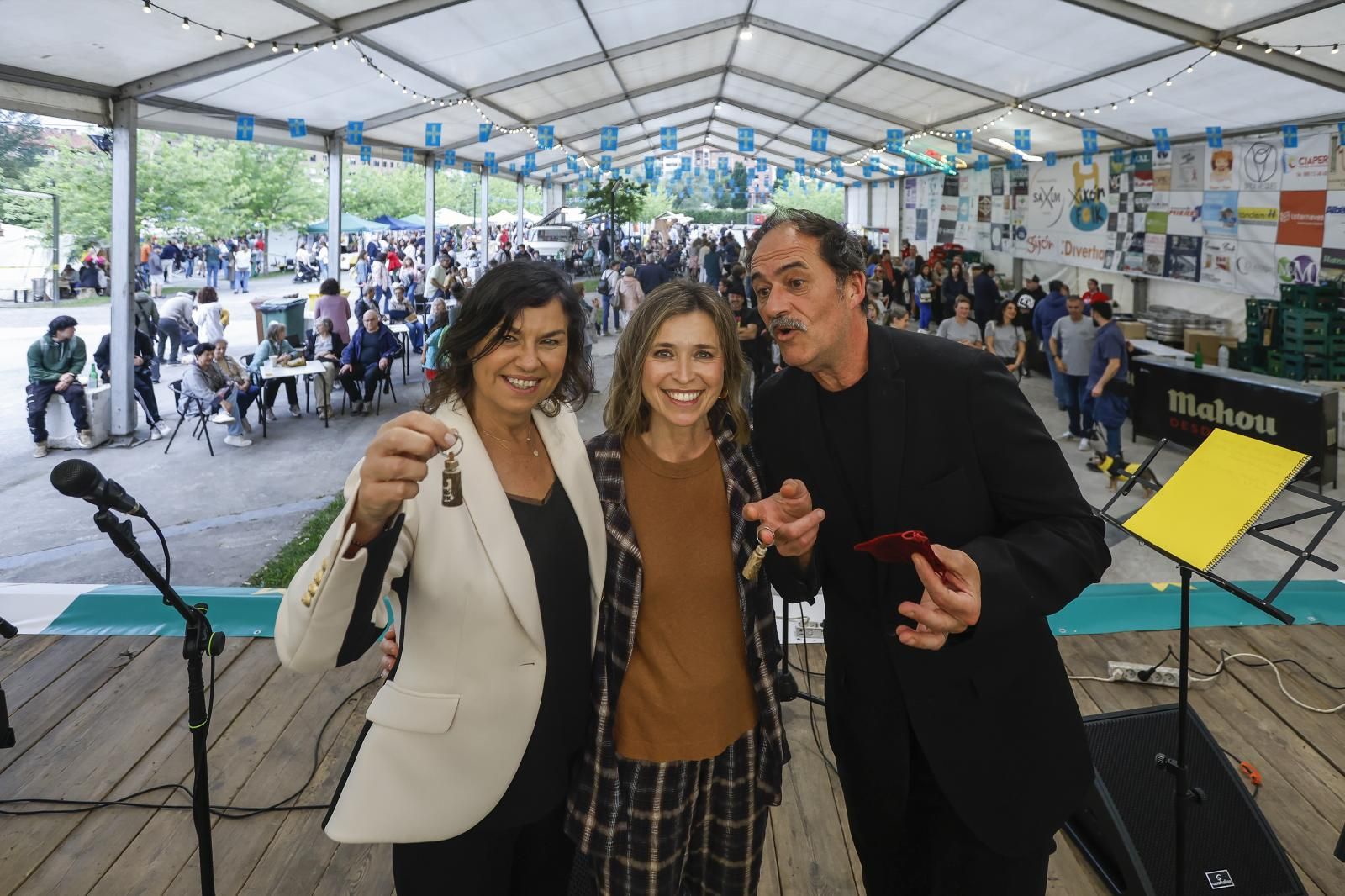 La edil de Cultura, Montserrat López Díaz; la presidenta de Saxum, Noelia Sánchez, y el presentador Alberto Rodríguez tras el pregón.