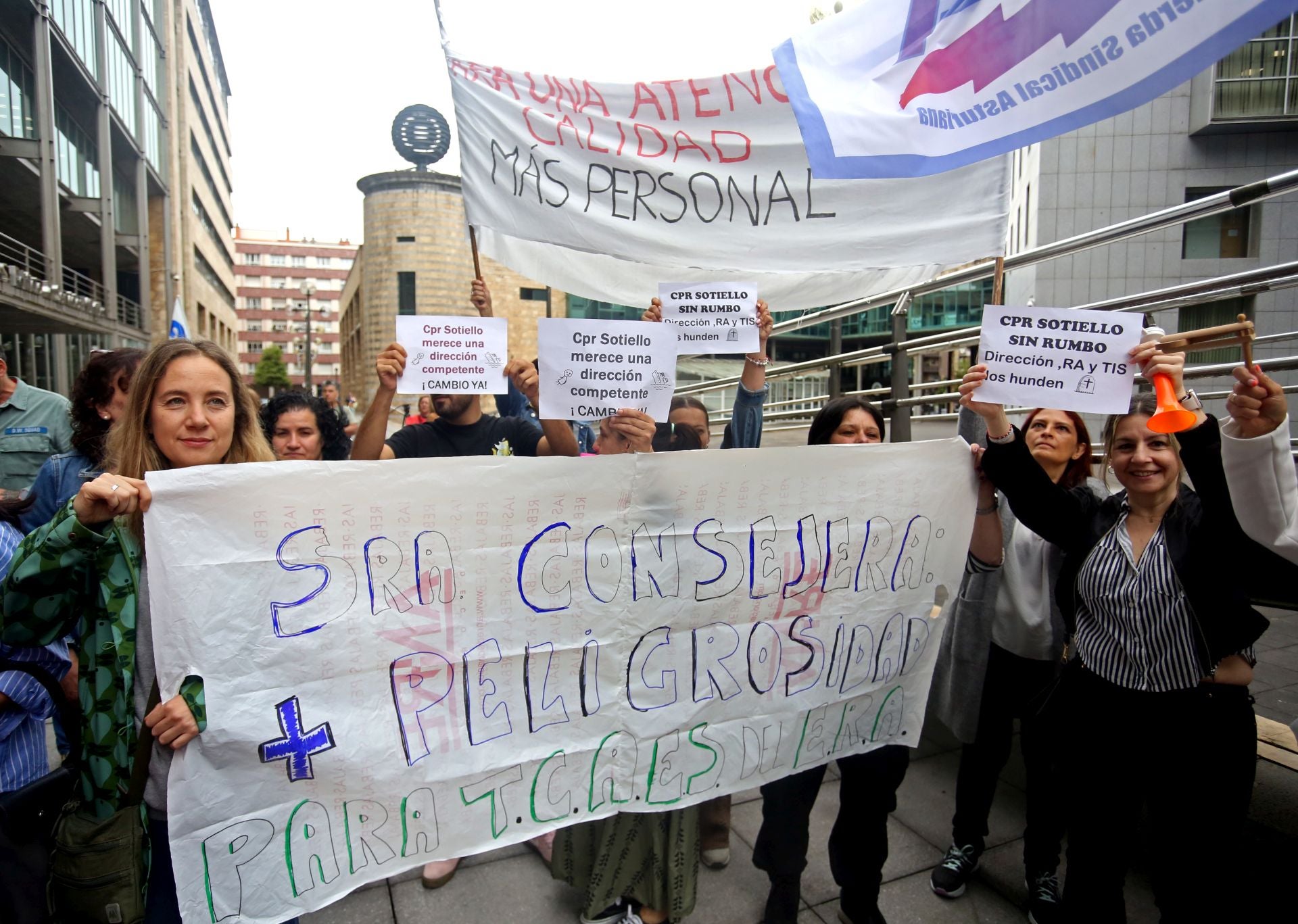 Manifestación en Oviedo de más de un centenar de trabajadores del ERA