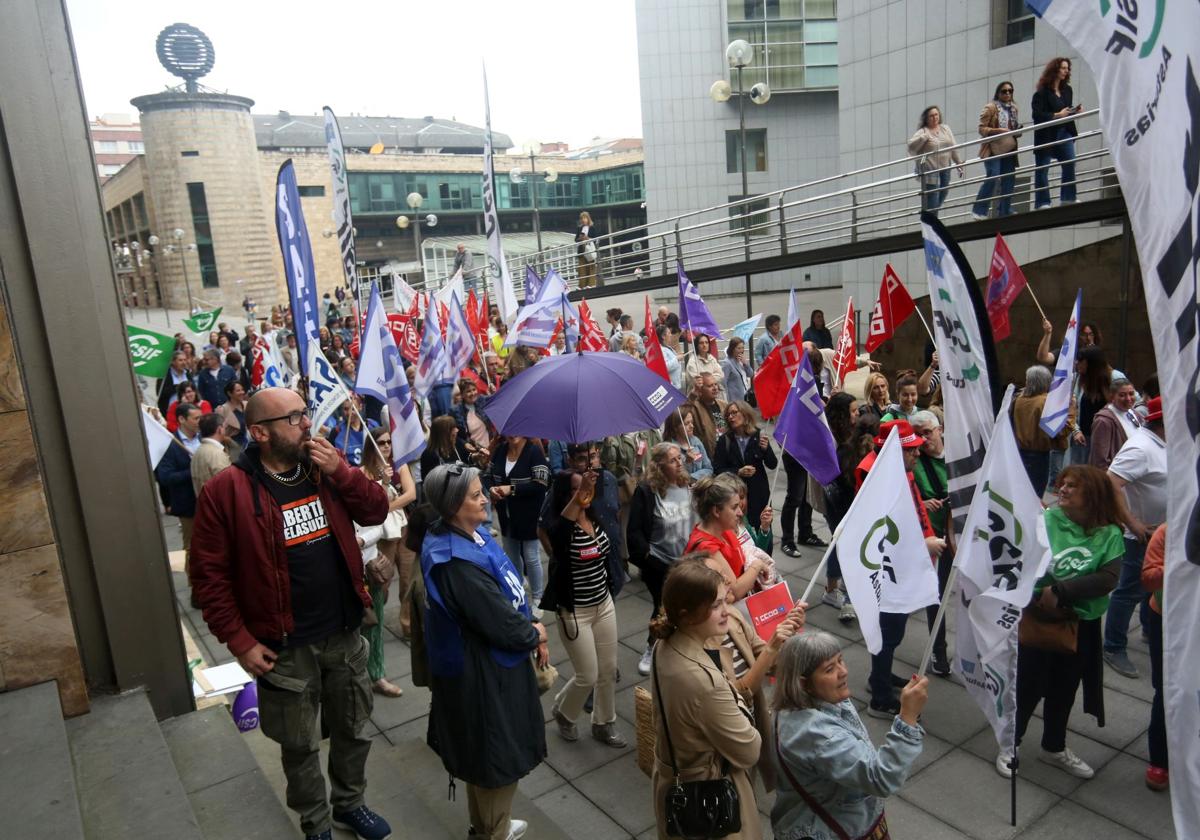 Manifestación en Oviedo de más de un centenar de trabajadores del ERA