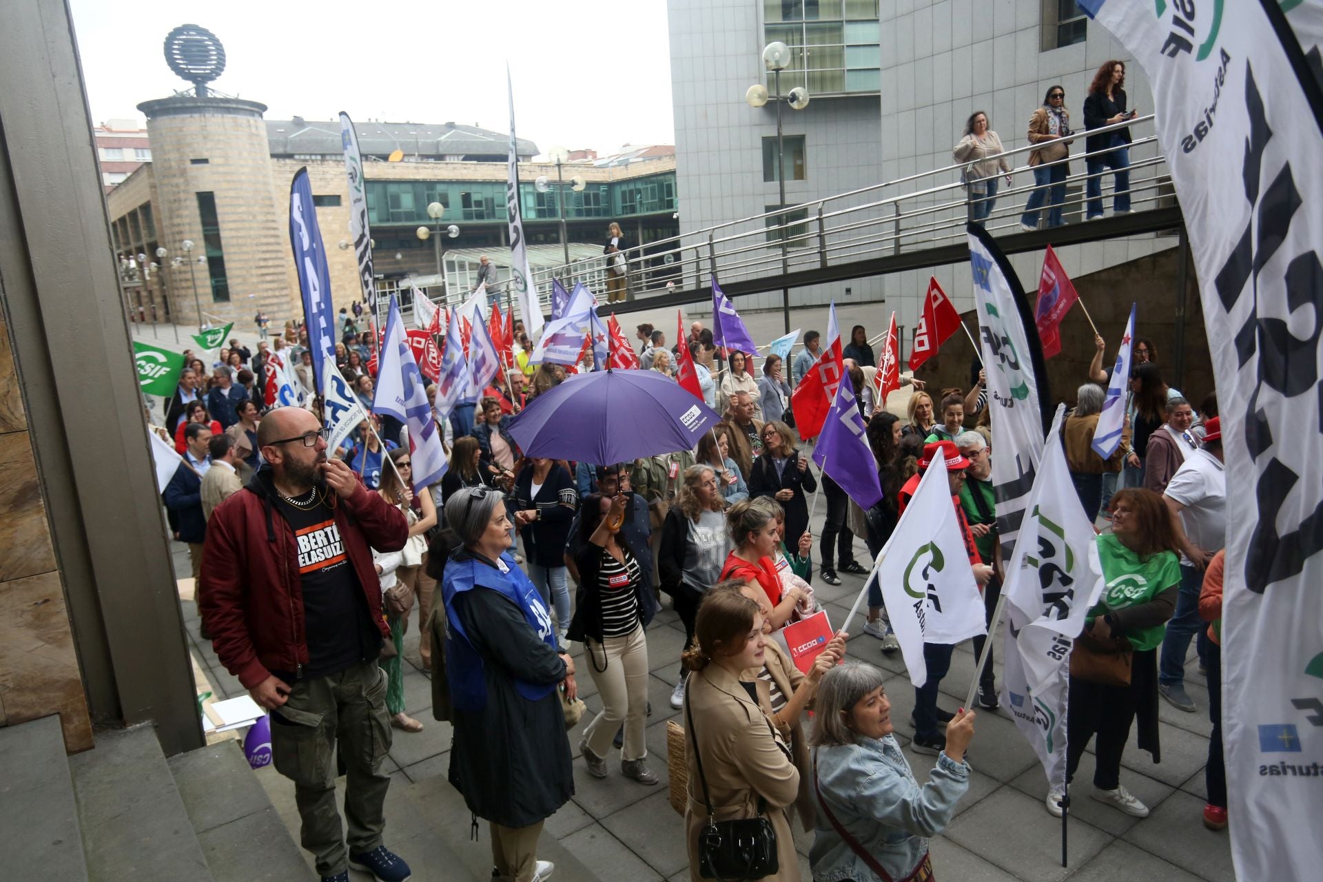 Manifestación en Oviedo de más de un centenar de trabajadores del ERA
