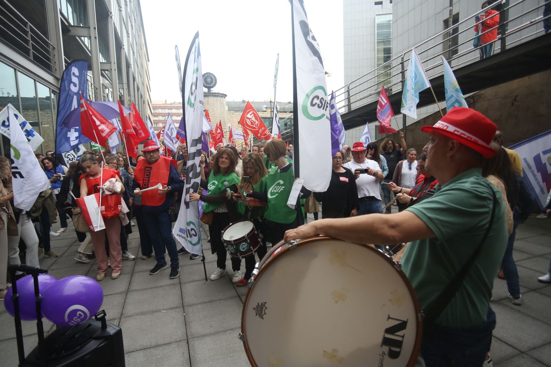 Manifestación en Oviedo de más de un centenar de trabajadores del ERA
