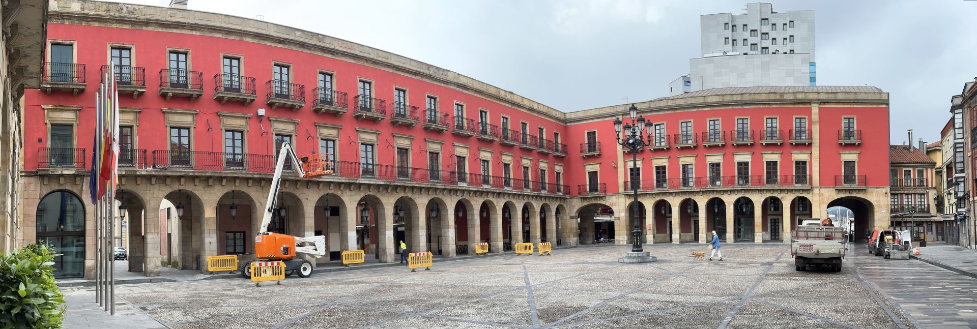 La plaza Mayor de Gijón vuelve a lucir de rojo.