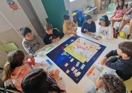 Alumnos de Quintes juegan a 'El camín de la sidra'.