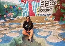 La ovetense en Salvation Mountain, creada por el artista Leonard Knight en el desierto de California.
