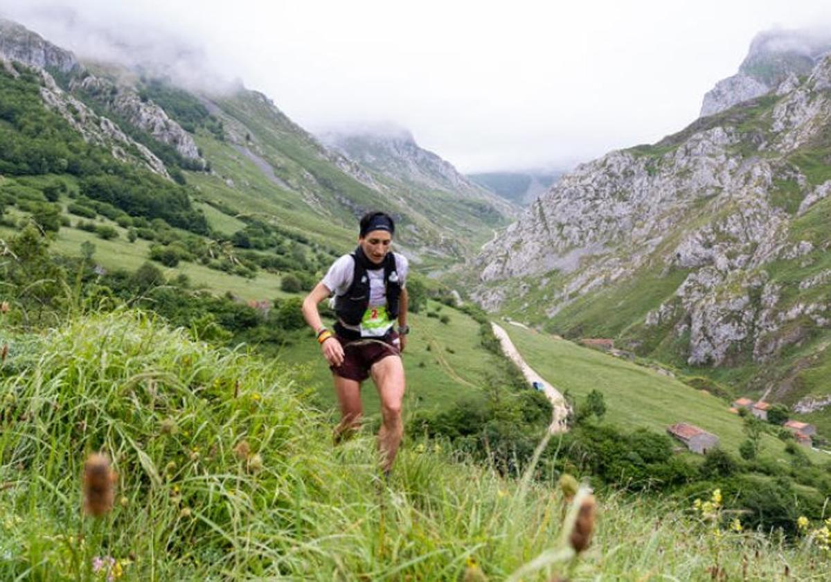 Oihana Kortazar, ganadora absoluta en féminas y que rebajó de nuevo el récord de la prueba, durante una ascensión, con la niebla baja.