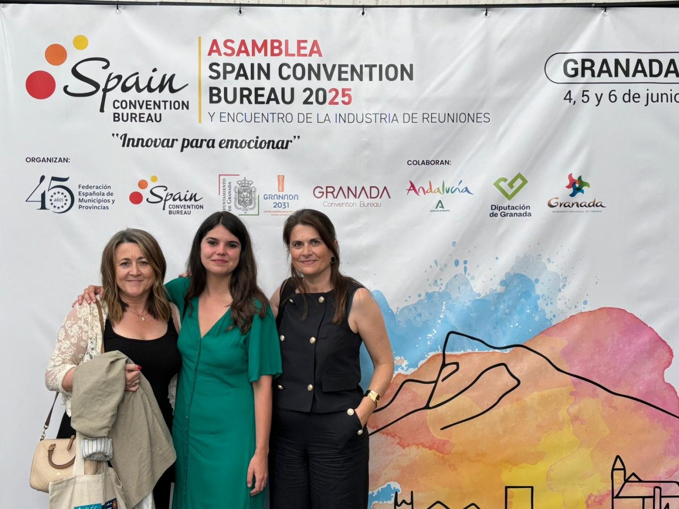 Ruiz, en el centro, con las técnicas de turismo Silvia Gándara y Sonia García, en Granada