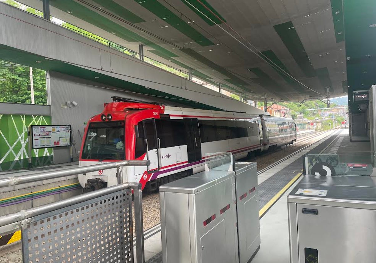 Uno de los primeros trenes en pruebas, a su paso por la estación de Sama-Los Llerones tras salir de la zona soterrada