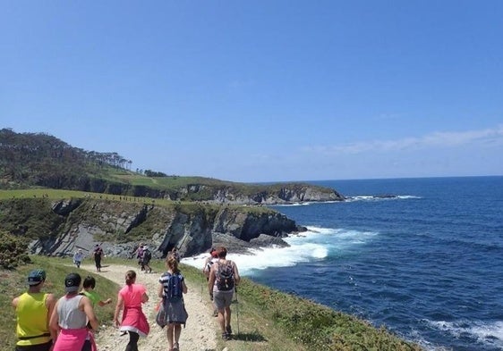 Participantes en la Travesía de la Costa Naviega, celebrada en 2019.
