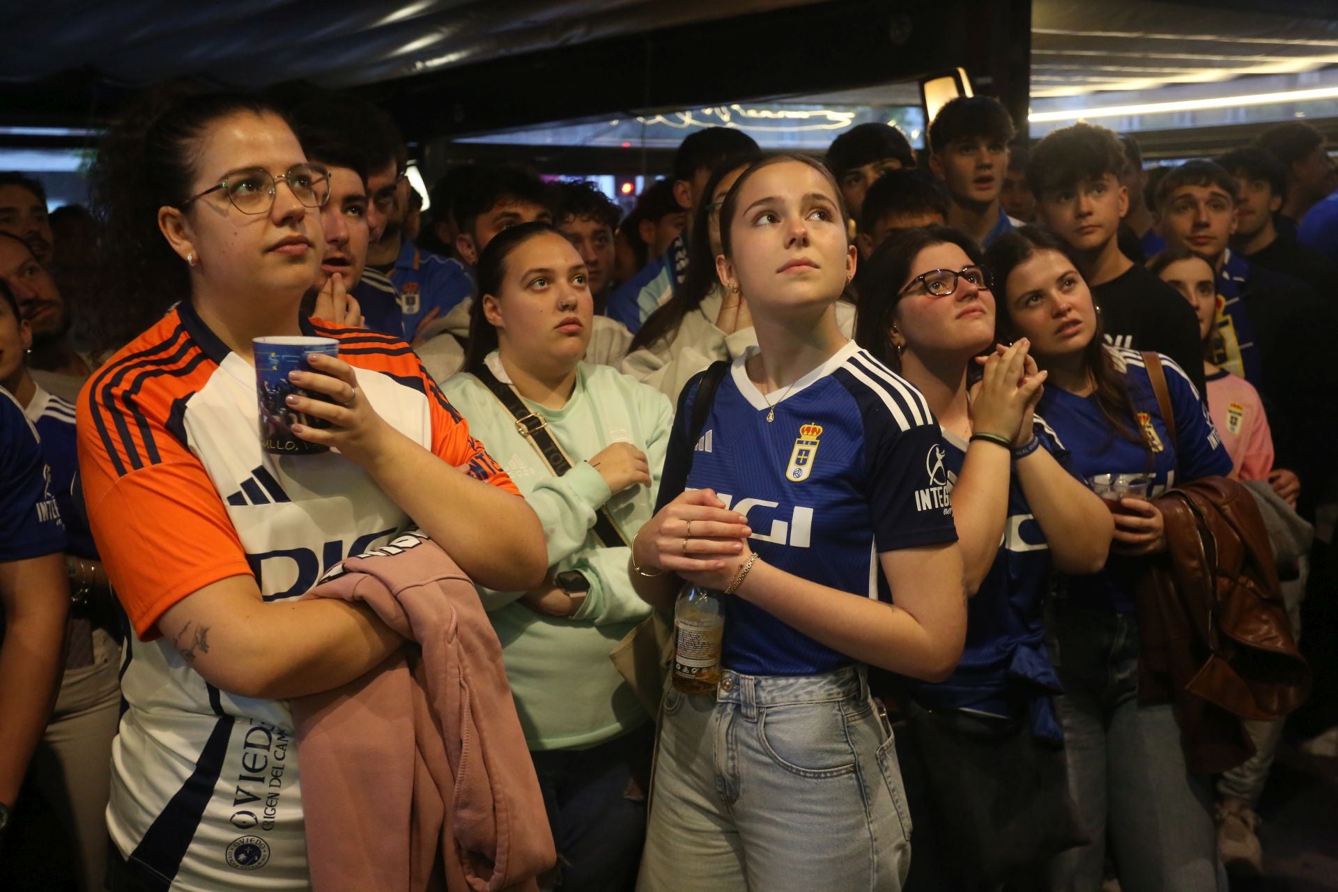 Así se vivió el Almería - Real Oviedo en los bares ovetenses