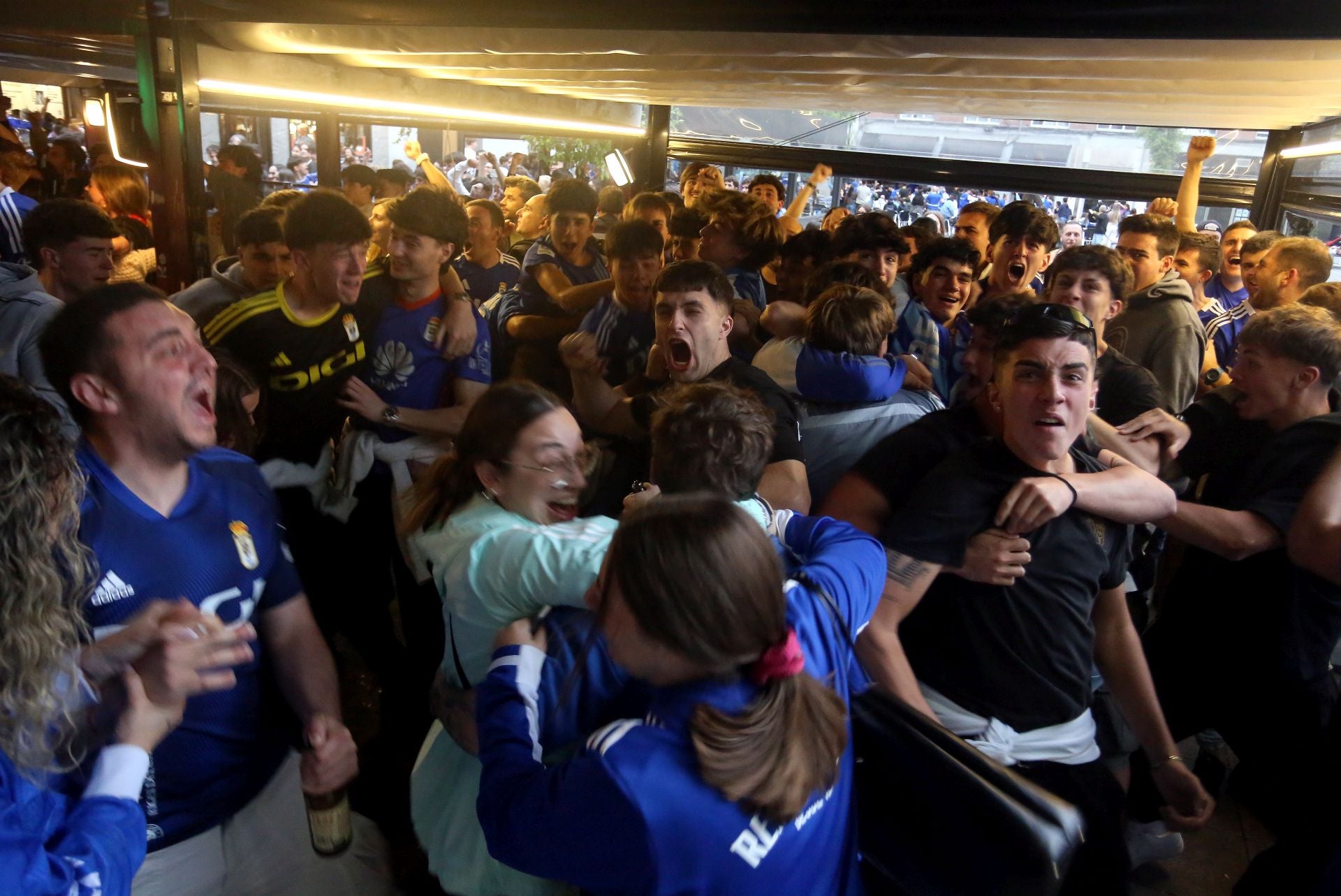 Así se vivió el Almería - Real Oviedo en los bares ovetenses