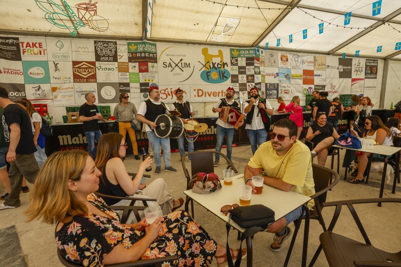 A la hora de comer, Los Gascones pusieron ritmo al Xixón Folk que se está desarrollando en el parque fluvial de Viesques.