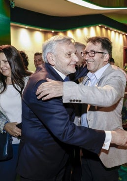 Imagen - El director de EL COMERCIO saluda al presidente de CajaGijón. Por la izda, la directora del Hospital de Cabueñes, Isabel González Fouces.