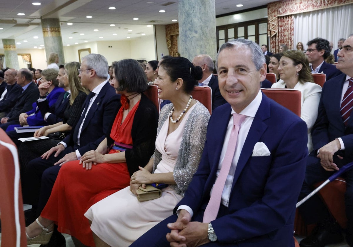 Asistentes  a la fiesta social de la Ingeniería Técnica Industrial del Principado de Asturias, celebrada en el Hotel Begoña Park este sábado, con Pedro López Ferrer, distinguido honorífico, en primer plano.