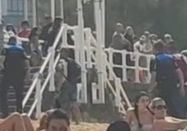 Instante en el que los policías detienen a los autores de las grabaciones.