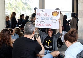Los profesores, en la protesta, con una pancarta a favor de profesionales de Pedagogía Terapéutica (PT) y Audición y Lenguaje (AL).