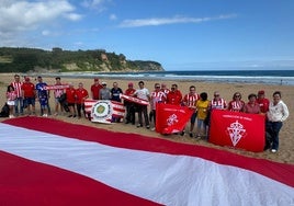Participantes en la jornada de limpieza de la playa de Rodiles organizada por Aficiones Unidas y la Federación de Peñas Sportinguistas.