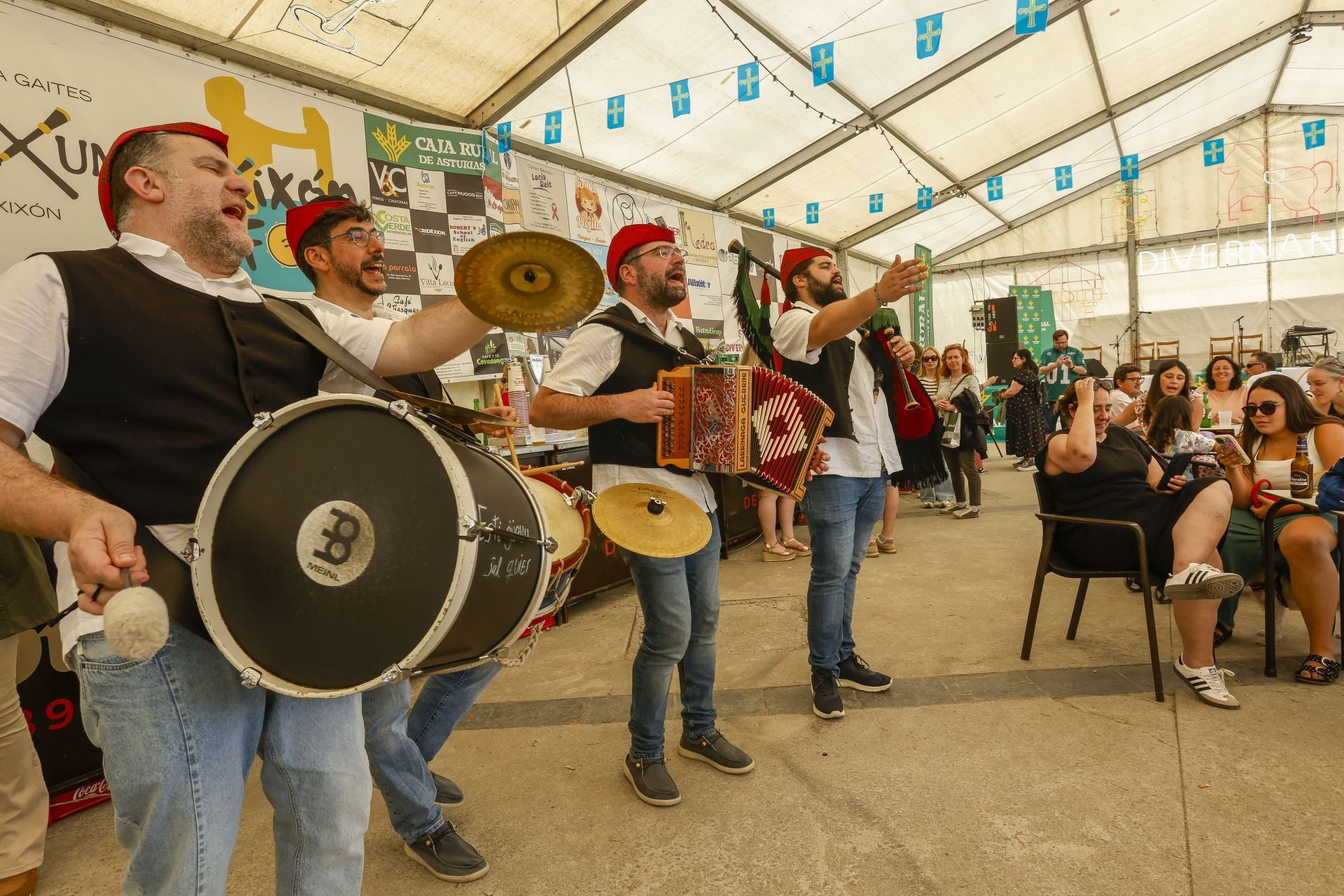 El Xixón Folk da la bienvenida al verano en Viesques