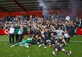 La plantilla y cuerpo técnico del Lealtad festejan la clasificación sobre el terreno de juego del campo de Mareo.