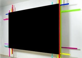 'Jordanus', mixta lienzo y madera, de 4,60x3,07 metros, 2022. A la derecha, 'Novum II', 185,5x36x23, mixta sobre madera, 2007.